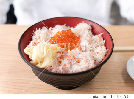 北海道旅行でかに丼を食べる日本人の女性 北海道旅行でかに丼を食べる日本人の女性 121921595