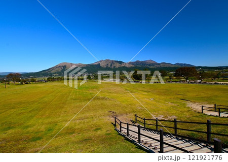 道の駅あそ望の郷くぎのから望む阿蘇の山並み 121921776