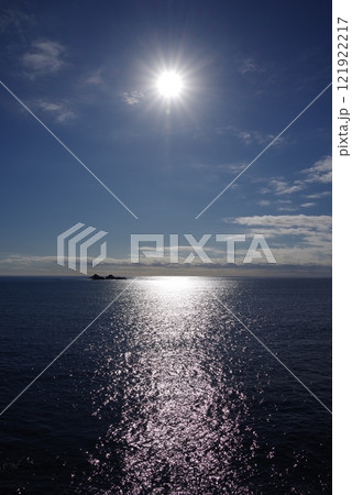 煌めく海と太陽 121922217