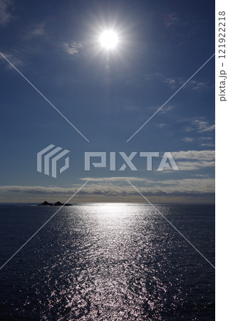 煌めく海と太陽 121922218