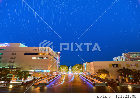 夜の東京都多摩市パルテノン大通りから多摩センター駅方面と星の日周運動(軌跡) 夜の東京都多摩市パルテノン大通りから多摩センター駅方面と星の日周運動(軌跡) 121922389