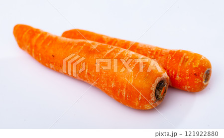 Fresh uncooked washed carrots 121922880