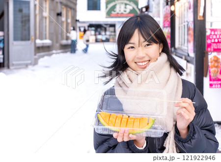 北海道旅行で新鮮なメロンを食べている日本人の女性 121922946
