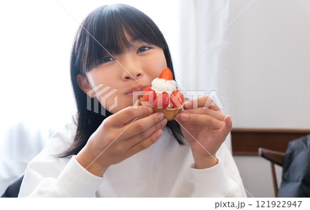 食後のデザートにケーキを食べている日本人の女性 121922947