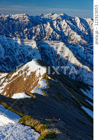 北アルプス・鹿島槍ヶ岳稜線を行く登山者ろ槍ヶ岳・穂高岳の眺め 121923055