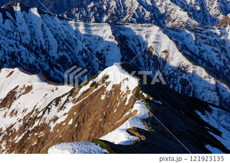 北アルプス・鹿島槍ヶ岳稜線を行く登山者 北アルプス・鹿島槍ヶ岳稜線を行く登山者 121923135