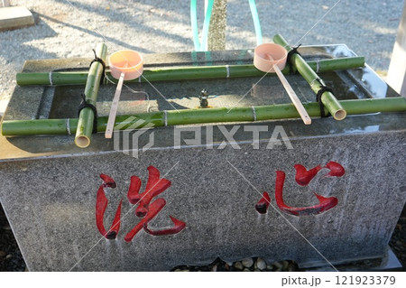 神社に設置された手水舎 121923379