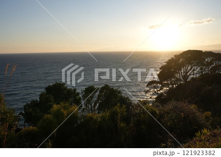 江の島の夕陽 121923382