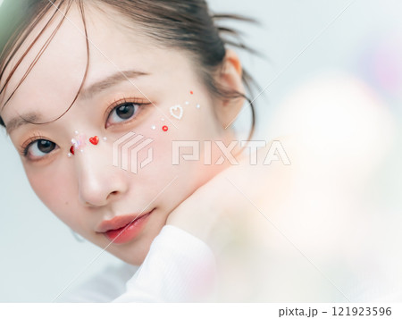 ストーンメイクをした女性 スキンケア コスメ ストーンメイクをした女性 スキンケア コスメ 121923596