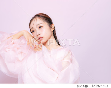 女性の美容ポートレート　スキンケア　コスメ 121923603