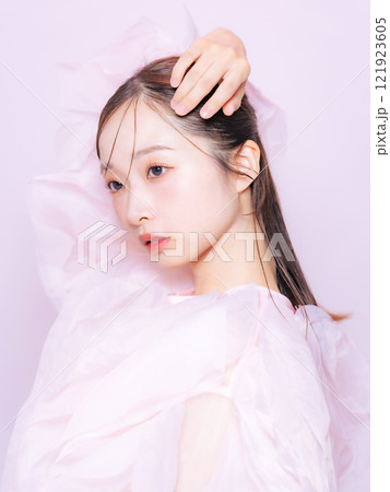 女性の美容ポートレート　スキンケア　コスメ 121923605