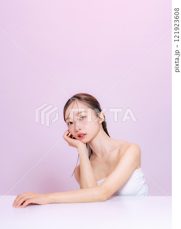 スマホでライブ動画配信をする女性 121923608