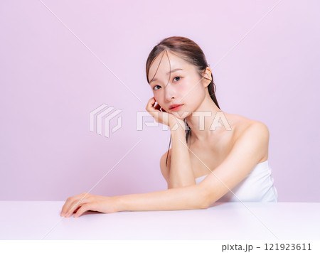女性の美容ポートレート　スキンケア　コスメ 121923611
