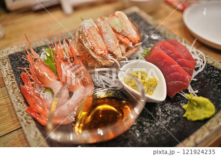 居酒屋の海鮮盛り合わせ 121924235