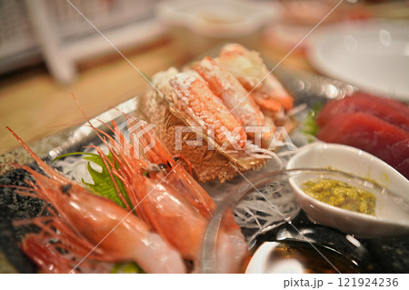 居酒屋の海鮮盛り合わせ 121924236