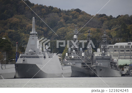 港の護衛艦 121924245