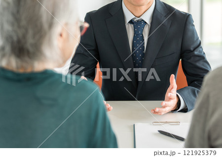 高齢者夫婦の相談・カウンセリングに応じる男性ソーシャルワーカー・支援相談員・生活相談員・社会福祉士 高齢者夫婦の相談・カウンセリングに応じる男性ソーシャルワーカー・支援相談員・生活相談員・社会福祉士 121925379