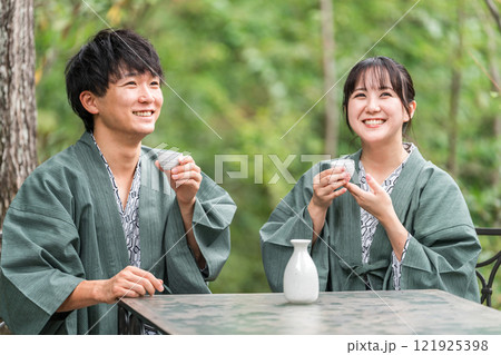 旅館・温泉旅館でお茶を飲む夫婦・カップル・恋人・男女(旅行・トラベル) 旅館・温泉旅館でお茶を飲む夫婦・カップル・恋人・男女(旅行・トラベル) 121925398