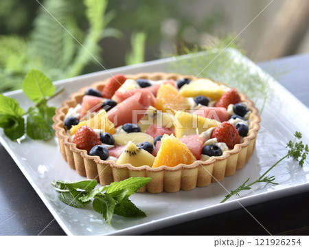 涼しげな夏のフルーツタルト 121926254