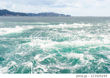 徳島県　鳴門の渦潮を見に向かう船からの風景 121926284