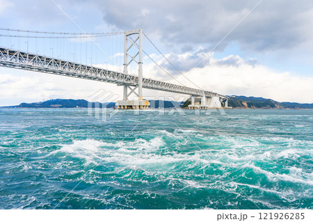徳島県　観潮船から見る景色　鳴門海峡と大鳴門橋 121926285