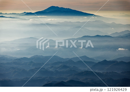 北アルプス・鹿島槍ヶ岳山頂から朝もやに浮かぶ浅間山 北アルプス・鹿島槍ヶ岳山頂から朝もやに浮かぶ浅間山 121926429
