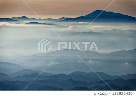 北アルプス・鹿島槍ヶ岳山頂から朝もやに浮かぶ浅間山 121926430