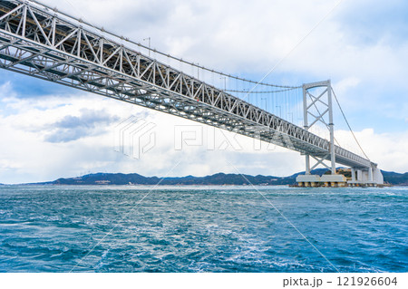 徳島県　鳴門海峡大橋と鳴門の渦潮 121926604