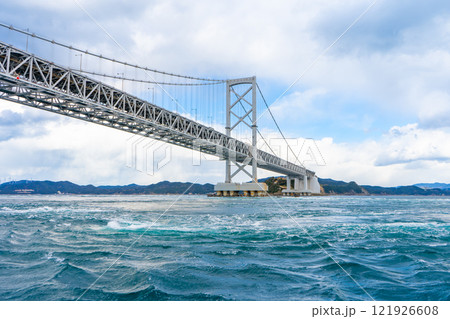 徳島県　鳴門海峡大橋と鳴門の渦潮 121926608