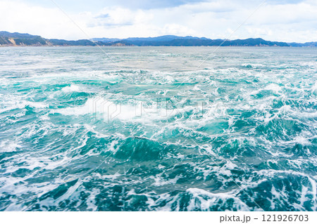 徳島県 鳴門の渦潮を見に向かう船からの風景 徳島県 鳴門の渦潮を見に向かう船からの風景 121926703