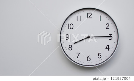Minimalist Analog Wall Clock with White Face and Simple Black Hands Showing 20.15/08.15 - Ideal for Time Management and Modern Decor Concepts 121927004
