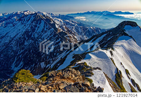 鹿島槍ヶ岳山頂から見る北峰と白馬岳・五竜岳・妙高・戸隠の山並み 鹿島槍ヶ岳山頂から見る北峰と白馬岳・五竜岳・妙高・戸隠の山並み 121927014