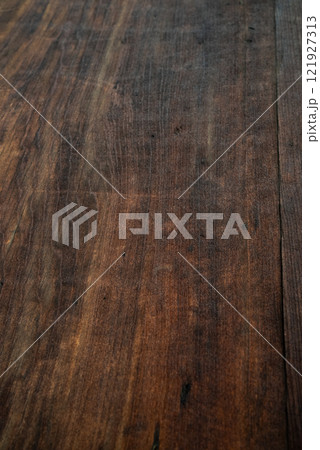 味のある深い色の木目 121927313