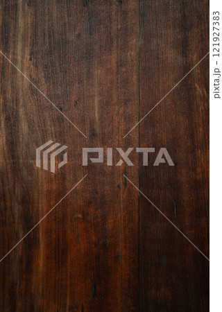 味のある深い色の木目 121927383