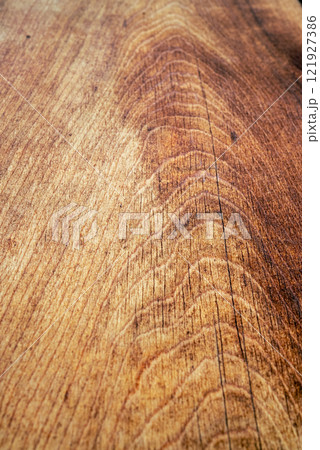 味のある深い色の木目 121927386