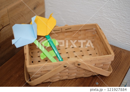 小学生が折り紙で折ったチューリップ 小学生が折り紙で折ったチューリップ 121927884