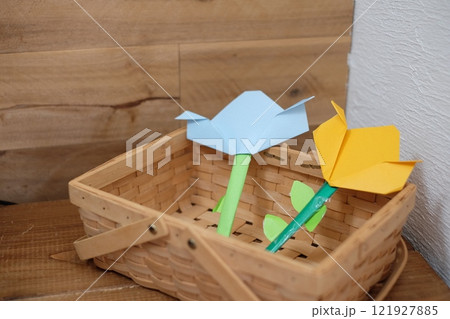 小学生が折り紙で折ったチューリップ 小学生が折り紙で折ったチューリップ 121927885