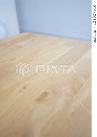 奥行きを感じるテーブルの端 121927910