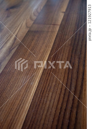 味のある深い色の木目 121927913