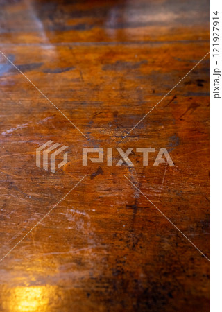 味のある深い色の木目 121927914