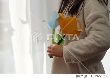 小学生が折り紙で折ったチューリップ 小学生が折り紙で折ったチューリップ 121927945