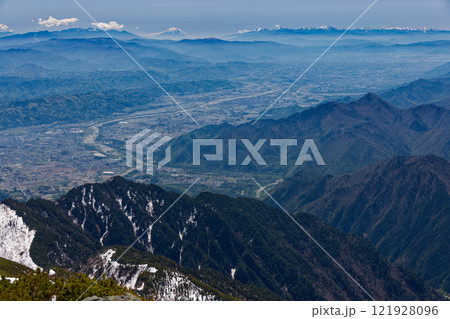 北アルプス・爺ヶ岳中峰から見る安曇野と八ヶ岳・富士山・南アルプスの眺め 121928096