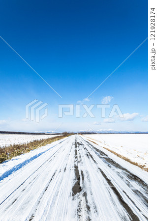 冬の北海道の道東地域の道路 冬の北海道の道東地域の道路 121928174