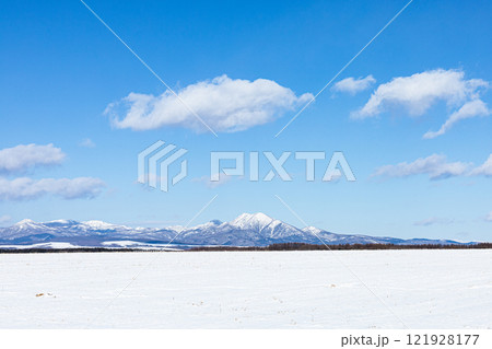 冬の北海道中標津町の牧草地帯からの風景 121928177