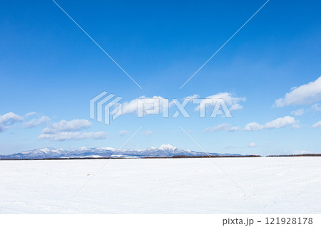 冬の北海道中標津町の牧草地帯からの風景 121928178