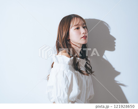 女性のファッションポートレート　美容　スキンケア　コスメ 121928650