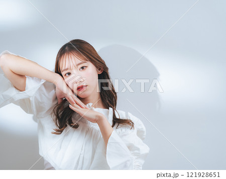女性のファッションポートレート 美容 スキンケア コスメ 女性のファッションポートレート 美容 スキンケア コスメ 121928651