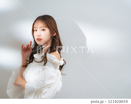 女性のファッションポートレート　美容　スキンケア　コスメ 121928659