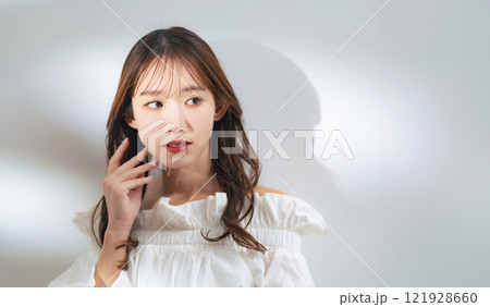 女性のファッションポートレート 美容 スキンケア コスメ 女性のファッションポートレート 美容 スキンケア コスメ 121928660