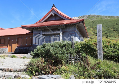 白山神社と雄大な白山 121928845
